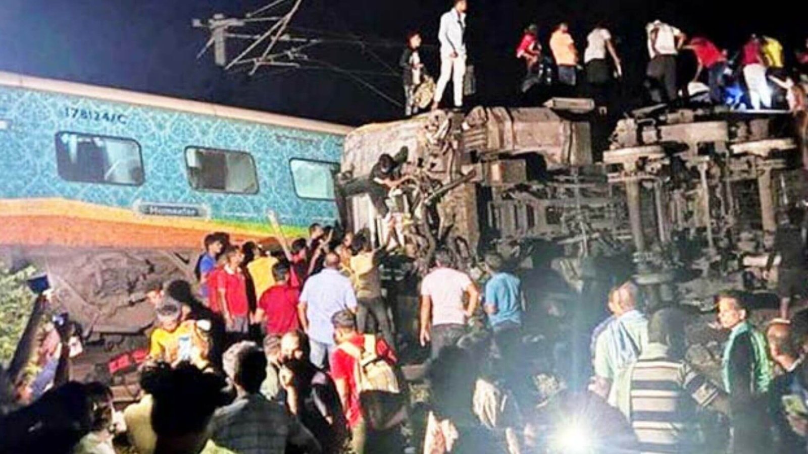 Odisha Train accident : 2 एक्सप्रेस ट्रेन पटरी से  उतरी, 50 लोगों के मरने की आशंका